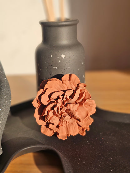 Set décoratif en jesmonite noire – Collection Élégance : plateau, flacon terrazzo et fleur parfumée