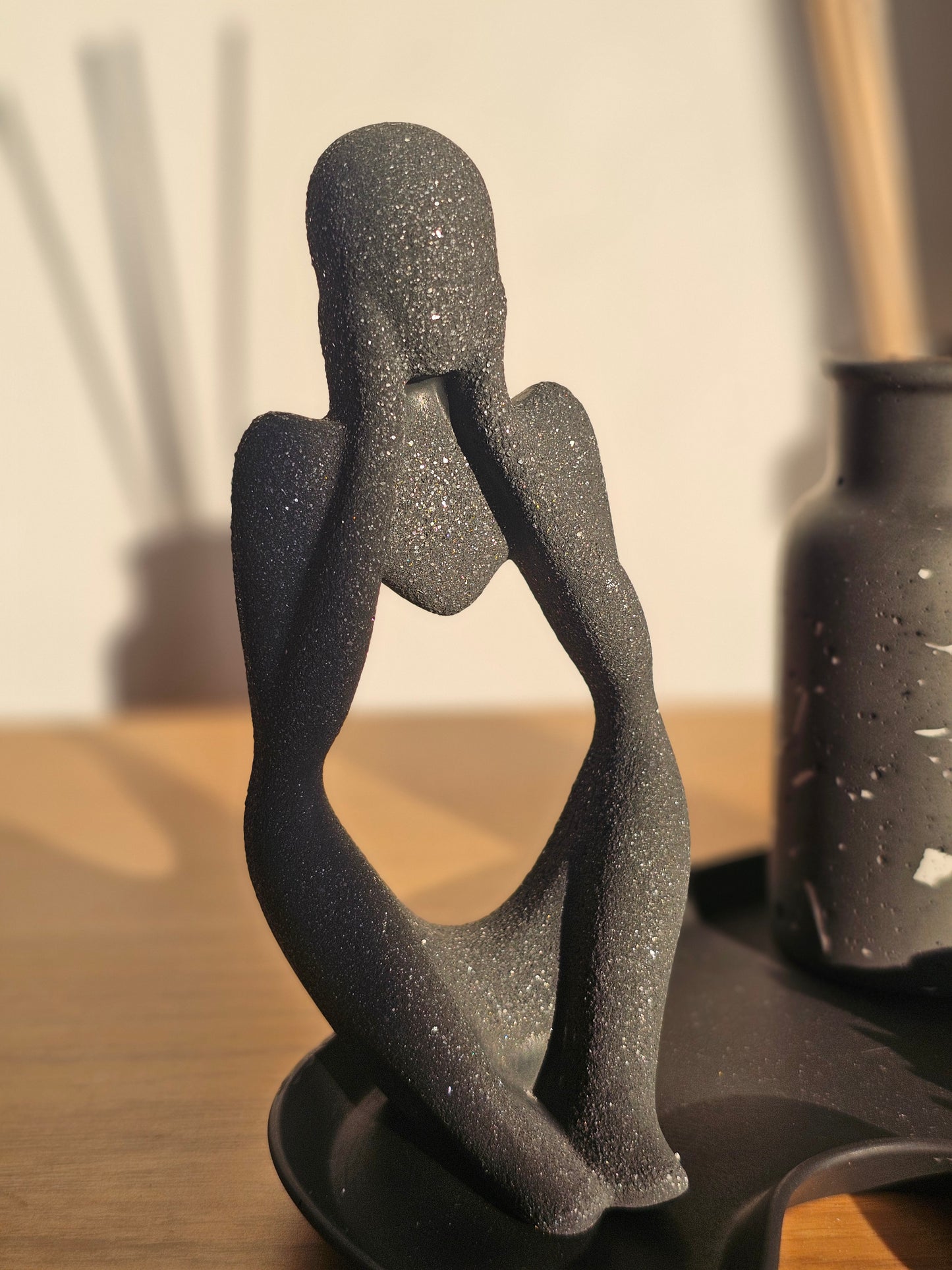 Set décoratif en jesmonite noire – Collection Élégance : plateau, flacon terrazzo et fleur parfumée