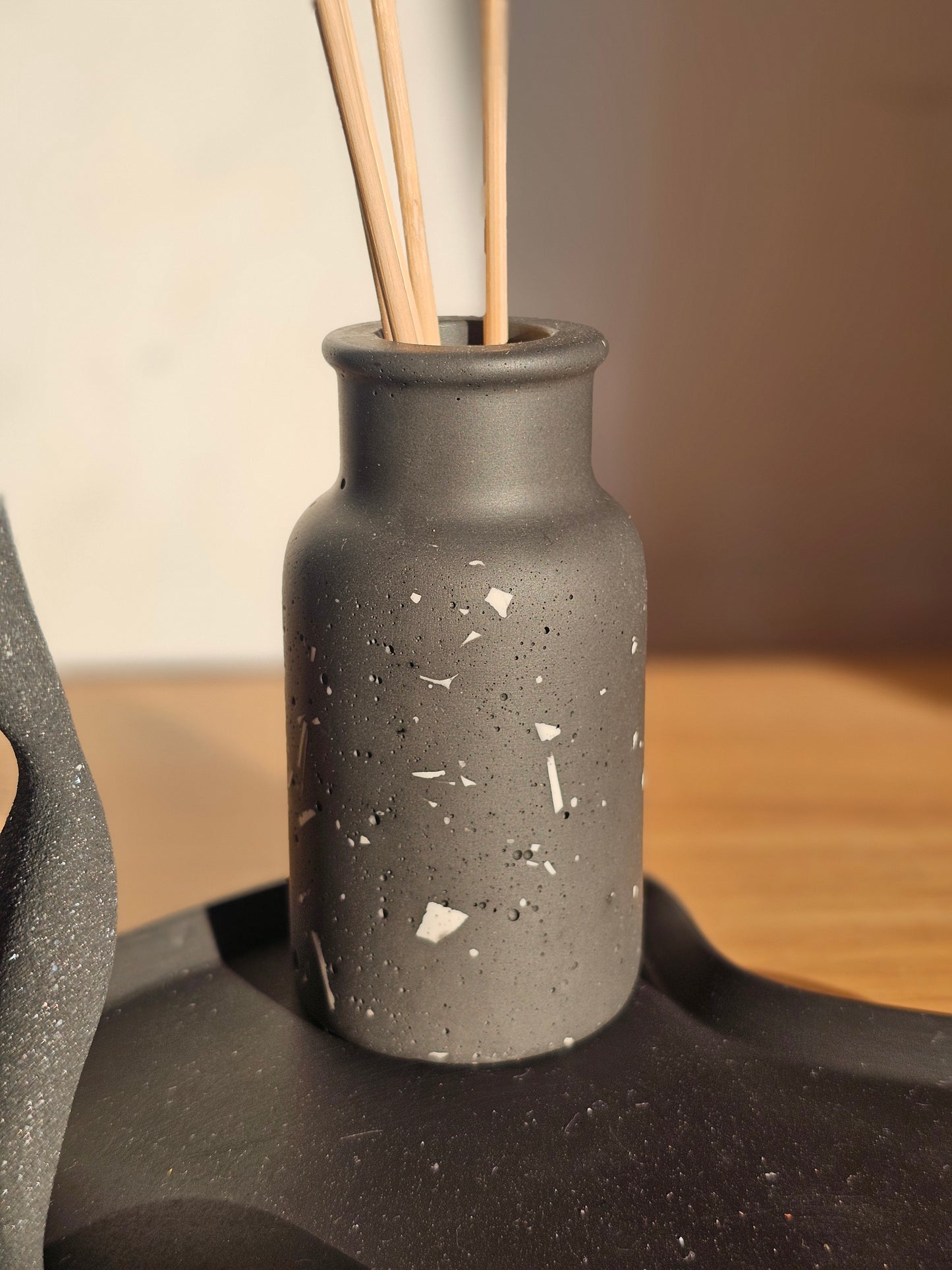 Set décoratif en jesmonite noire – Collection Élégance : plateau, flacon terrazzo et fleur parfumée