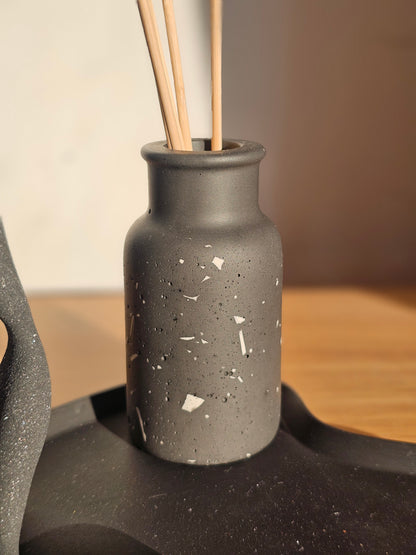 Set décoratif en jesmonite noire – Collection Élégance : plateau, flacon terrazzo et fleur parfumée